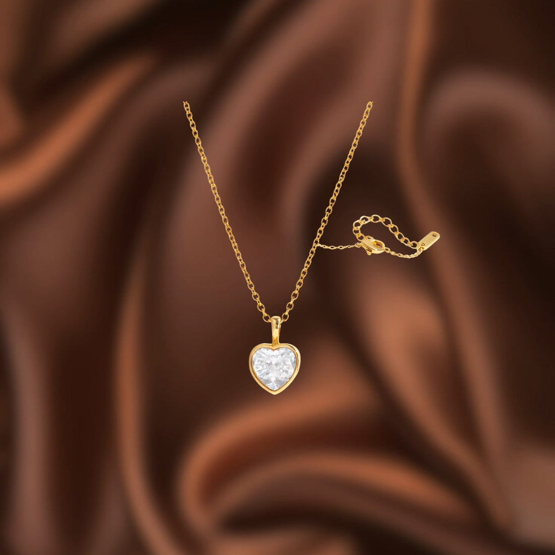 Peut-on se doucher avec des bijoux plaqués or ? Le guide complet pour ne pas abîmer ses bijoux